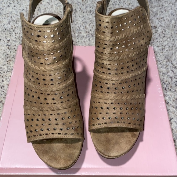 Fergalicious (Fergie) wedge sandals - Picture 9 of 12